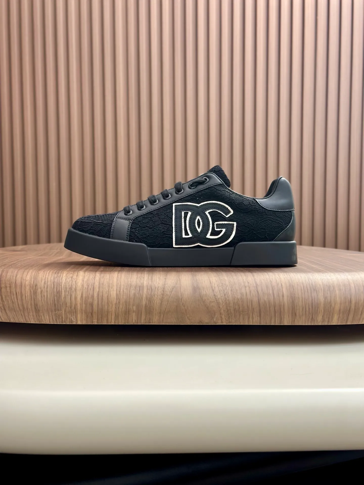 New product 💰800 DG Dolce & Gabbana men's shoes 💰ortofino calfskin sneakers ♞size; 39~44 (customized 38.45.46) Iconic men's shoes 💰ortofino series of sneakers, classic and timeless style, now presented with fashionable details. The calfskin engraved DG logo is a subtle finishing touch. Men's shoes💰ortofino calfskin sneakers: